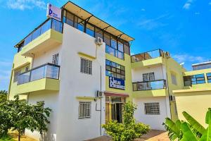 an exterior view of a building at RELAX RESIDENCES Aéroport AIBD 