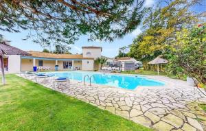 a swimming pool in the backyard of a house at Villa pittoresque à Meschers-sur-Gironde, piscine privée in Meschers-sur-Gironde