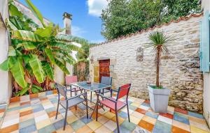 a patio with a table and chairs and a cactus at Villa pittoresque à Meschers-sur-Gironde, piscine privée in Meschers-sur-Gironde