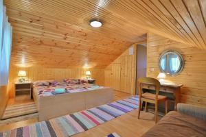 Cama ou camas em um quarto em Holiday Home Tržan