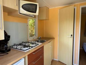 Kuchyň nebo kuchyňský kout v ubytování camping de la mottelette
