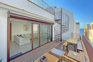 Balkón nebo terasa v ubytování Luxury 8P town house in center lEscala 50m beach