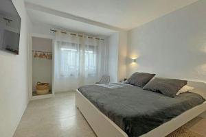 Postel nebo postele na pokoji v ubytování Luxury 8P town house in center lEscala 50m beach
