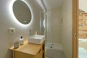 Koupelna v ubytování Luxury 8P town house in center lEscala 50m beach