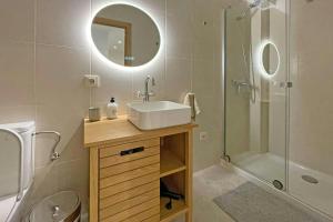 Koupelna v ubytování Luxury 8P town house in center lEscala 50m beach + 36 fotografií
