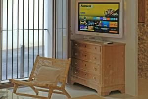 TV a/nebo společenská místnost v ubytování Luxury 8P town house in center lEscala 50m beach