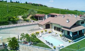 an aerial view of a house with a swimming pool at Villa Edy Barbaresco con piscina per gruppi e famiglie in Barbaresco