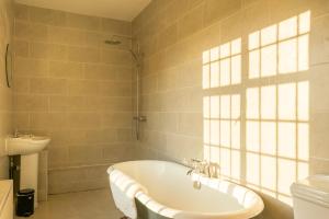 Ένα μπάνιο στο Park Farm House - Georgian Country Retreat +53 φωτογραφίες