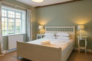 Ένα ή περισσότερα κρεβάτια σε δωμάτιο στο Park Farm House - Georgian Country Retreat