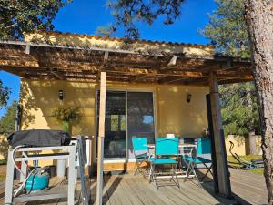 una terrazza con sedie e pergolato di Studio Villa Boca a Prunelli-di-Fiumorbo