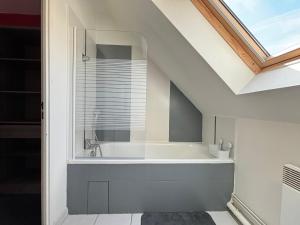 Bilik mandi di Jolie Colombe, maison 3 ch 2 sdb beau jardin terrasse aménagée à 15 mn à pied de la mer et centre Port en Bessin proche Omaha Beach et Bayeux +48 gambar