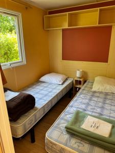 Postel nebo postele na pokoji v ubytování camping de la mottelette