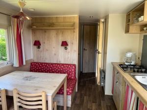 Kuchyň nebo kuchyňský kout v ubytování camping de la mottelette