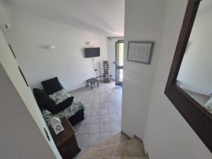 a living room with a couch and a mirror at CASA ORNETO in Poggibonsi