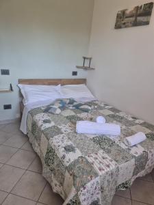 a bedroom with a bed with towels on it at CASA ORNETO in Poggibonsi