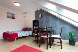 Łóżko lub łóżka w pokoju w obiekcie Lucsony Apartman
