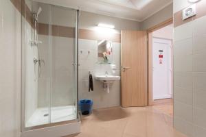 Łazienka w obiekcie Lucsony Apartman