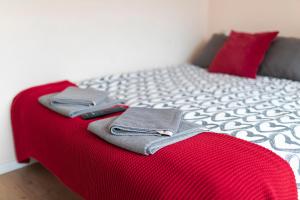 Łóżko lub łóżka w pokoju w obiekcie Lucsony Apartman