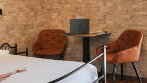 Televízia a/alebo spoločenská miestnosť v ubytovaní Uria Rooms & Suite B&B