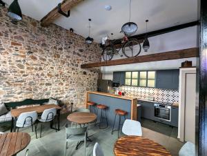 eine Küche und ein Esszimmer mit einer Backsteinwand in der Unterkunft Apartment Studio 5 in Mytilini