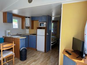 Kuchyň nebo kuchyňský kout v ubytování camping de la mottelette
