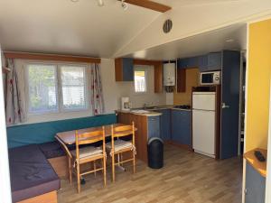 Kuchyň nebo kuchyňský kout v ubytování camping de la mottelette