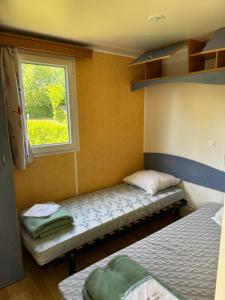 Postel nebo postele na pokoji v ubytování camping de la mottelette