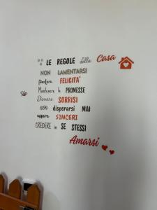 a white wall with writing on it at B&B La morada de Barbara in Taranto