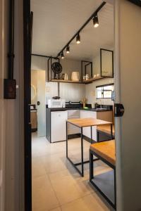 a small kitchen with a table and a table sidx sidx sidx at Villa Dei Colori Studio 6 com Wi-fi perto da Pedreira Paulo Leminski in Curitiba