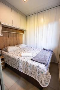 a bedroom with a bed with a laptop on it at Villa Dei Colori Studio 6 com Wi-fi perto da Pedreira Paulo Leminski in Curitiba +34 photos