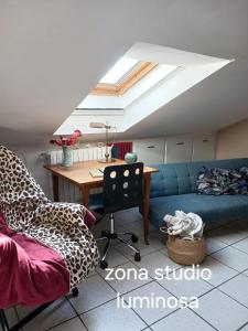 - un salon avec un canapé bleu et un bureau dans l'établissement Original - 10 minuti da Matera, à Altamura 8 autres photos