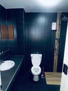 ein Badezimmer mit Toilette und Waschbecken in der Unterkunft Green Terrace Residence Phuket in Kathu