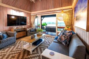 Posezení v ubytování 4 TIDES Knysna River Club by First Private Stays