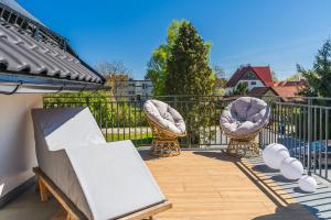 patio con 3 sedie e recinzione di Cztery Klimaty a Stegna Altre 45 foto