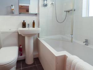 a bathroom with a sink and a tub and a toilet at Poets Retreat in Cockermouth +29 photos