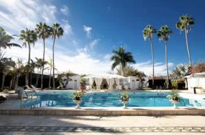 Bazén v ubytování Sunset Luxe Retreat nebo v jeho okolí