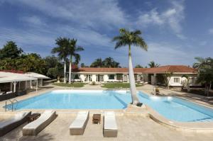 Bazén v ubytování Sunset Luxe Retreat nebo v jeho okolí