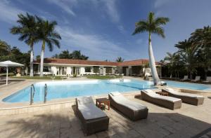 Bazén v ubytování Sunset Luxe Retreat nebo v jeho okolí