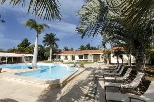 Bazén v ubytování Sunset Luxe Retreat nebo v jeho okolí