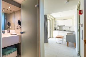 Η κουζίνα ή μικρή κουζίνα στο Thalassa Suites