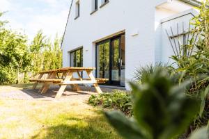 einen Picknicktisch im Hinterhof eines Hauses in der Unterkunft Villa Croisette in Nieuwpoort