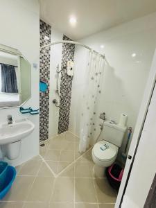 Phuket naka Condon-41无边泳池免费上网免费停车位 في فوكيت تاون: حمام مع مرحاض ودش ومغسلة