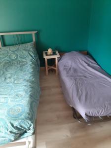una camera da letto con un letto e un comodino di Chambre à louer a Pontivy