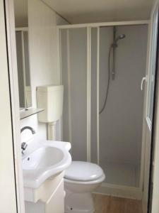 Vonios kambarys apgyvendinimo įstaigoje AdriaCamp Mobile Homes Cavallino