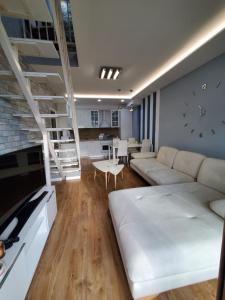 Fotografie z fotogalerie ubytování Stylish 2BR Duplex w Balcony v destinaci Tirane + 15 fotografií