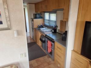 Køkken eller tekøkken på ML60 2 BED DISABLED CARAVN GOLDEN PALM CHAPEL St LEONARDS