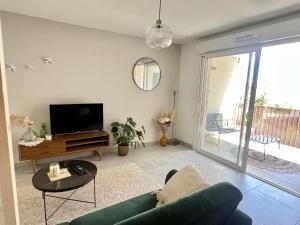 TV a/nebo společenská místnost v ubytování Joli appartement lumineux et calme