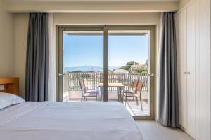 Ένα ή περισσότερα κρεβάτια σε δωμάτιο στο Thalassa Suites