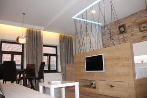 Uma TV ou centro de entretenimento em Angel Wing Apartamentai