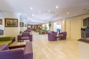 A seating area at Hotel Club Phellos